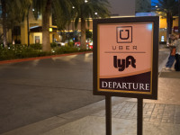 Uber Lift Departure by Paul Sableman (CC BY 2.0) https://flic.kr/p/AwiQtG